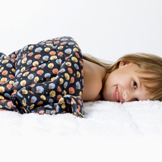 Mergaitė su sunkia vaikiška antklode